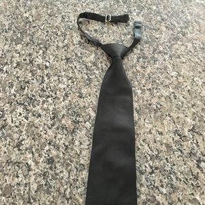 Men’s black tie (with adjustable hook)